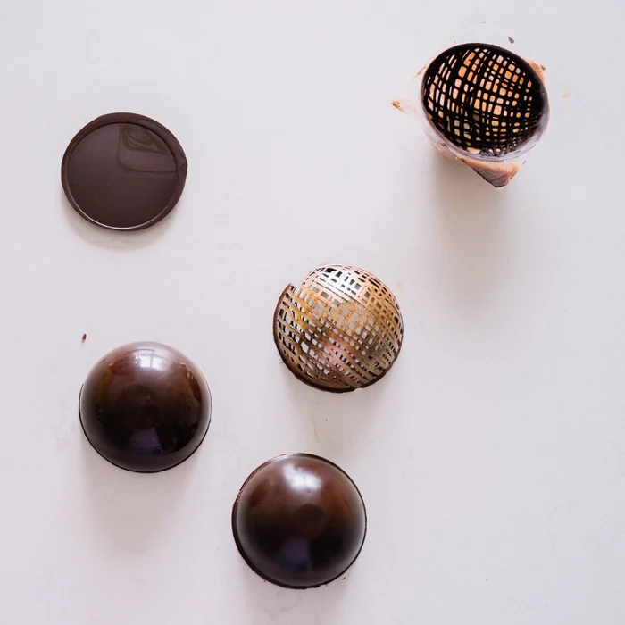 Forma de Chocolate em Policarbonato Meia Espera 4,0cm (20g) - Gramado Injetados (5)
