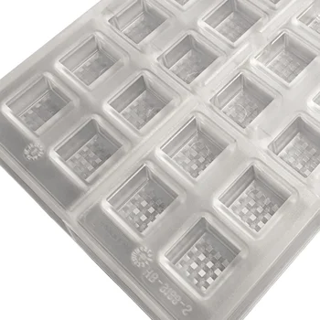 Forma de Chocolate em Policarbonato Bombom Quadrado Textura Manila Lapidado 2,5cm (10g) - Brunner (4)